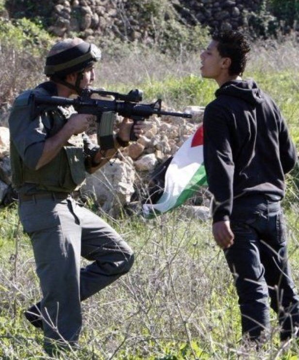 Ey yürüyenler!
Eğreti sözcükler arasında!
Nerede isterseniz orada oturun ama oturmayın
aramızda

Geldi artık çekip gitme zamanınız
Nerede isterseniz orada ölün ama ölmeyin aramızda
Yapılacak işlerimiz var toprağımızda