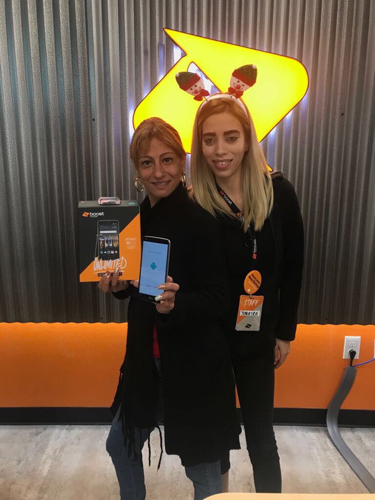 MobilesWireless's tweet photo. Our team helping customers make the switch. Whoop whoop👍🏻🤶🏻🎄🎅🏼🎁 https://t.co/FugRjQDlvD