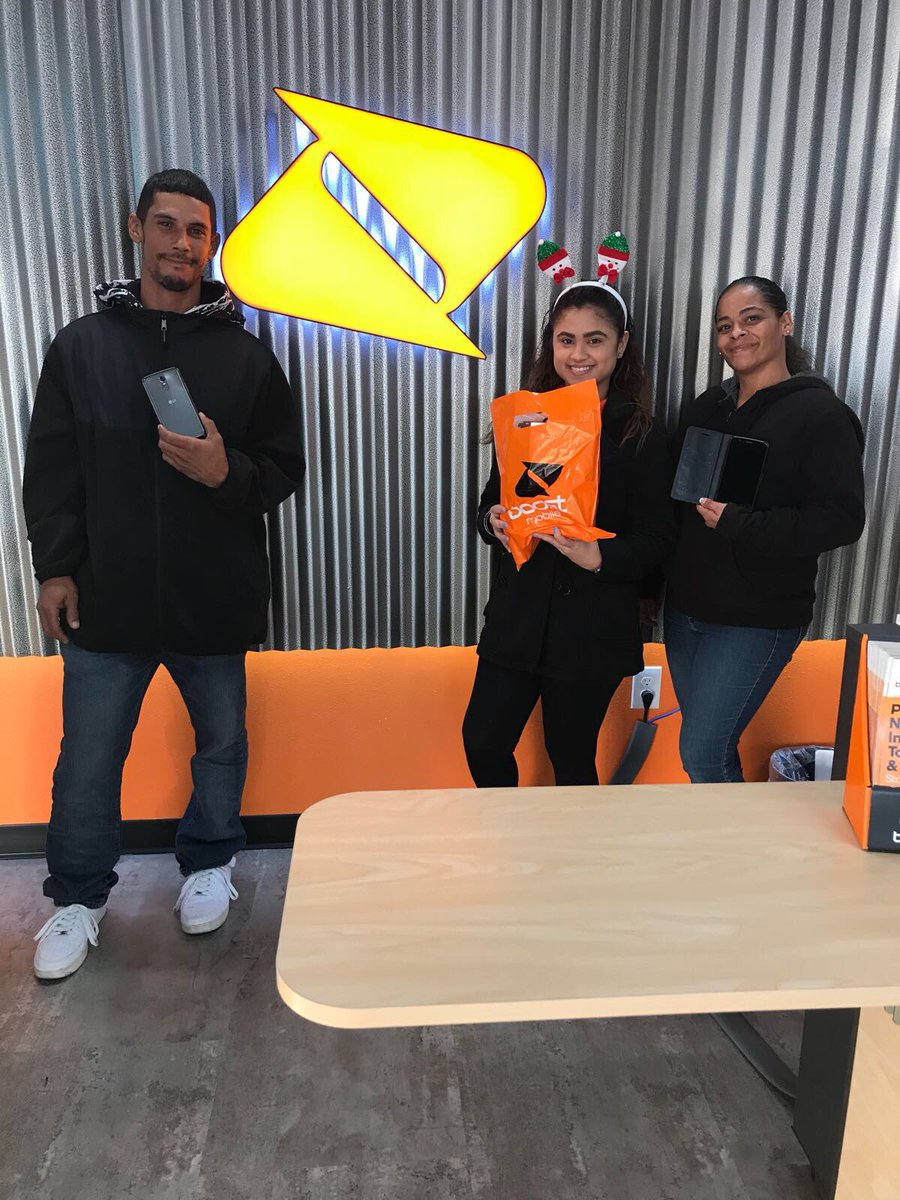 MobilesWireless's tweet photo. Our team helping customers make the switch. Whoop whoop👍🏻🤶🏻🎄🎅🏼🎁 https://t.co/FugRjQDlvD