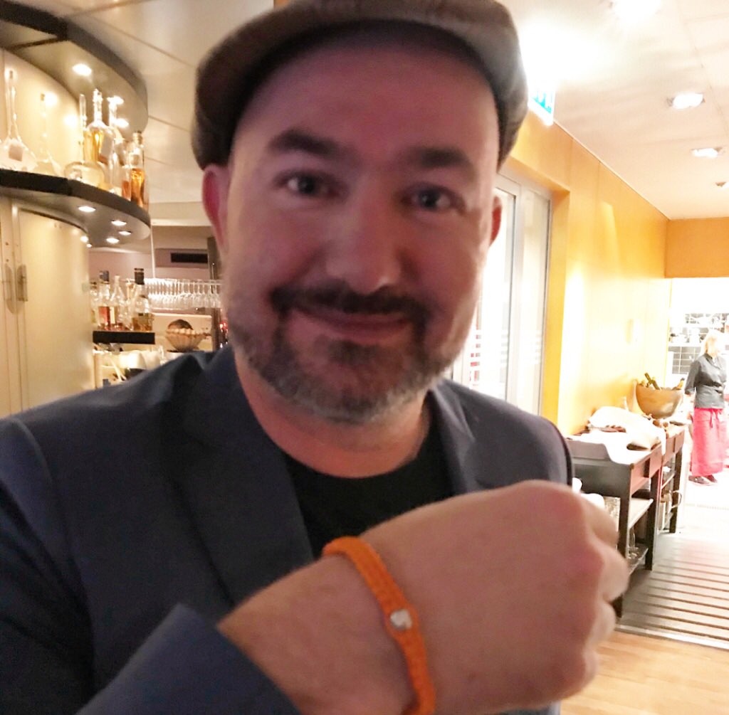 UNWOMENSweden's tweet photo. Per Johansson är initiativtagare till och ledare för Glada Hudik-teatern. Han bär @onebracelet Orange för att visa sitt stöd mot våld mot kvinnor och för alla människors lika värde. 
#tasnacket #stoppavåldmotkvinnor #orangetheworld #endvaw https://t.co/gMOFwLwSTm