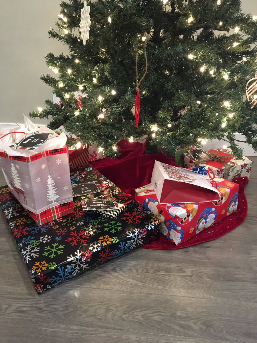 MomentumHamONT's tweet image. Please remember to bring back your Karma Tree gifts by THIS FRIDAY to any Momentum or @mokshahamilton location with the tag securely attached. The children from the @BGCHamilton will be so thankful when they open their gifts!
