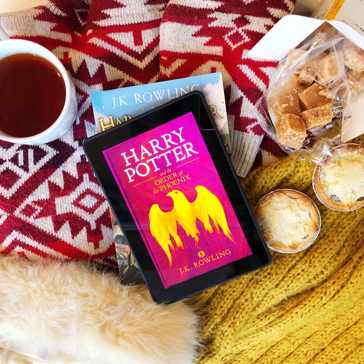 wizardingworld's tweet image. Grab a mince pie, a box of homemade fudge and your lumpiest knitted jumper, and celebrate a #WizardingWorldChristmas with us tonight! We'll be live with @wwbookclub on Periscope at 7:30pm GMT.