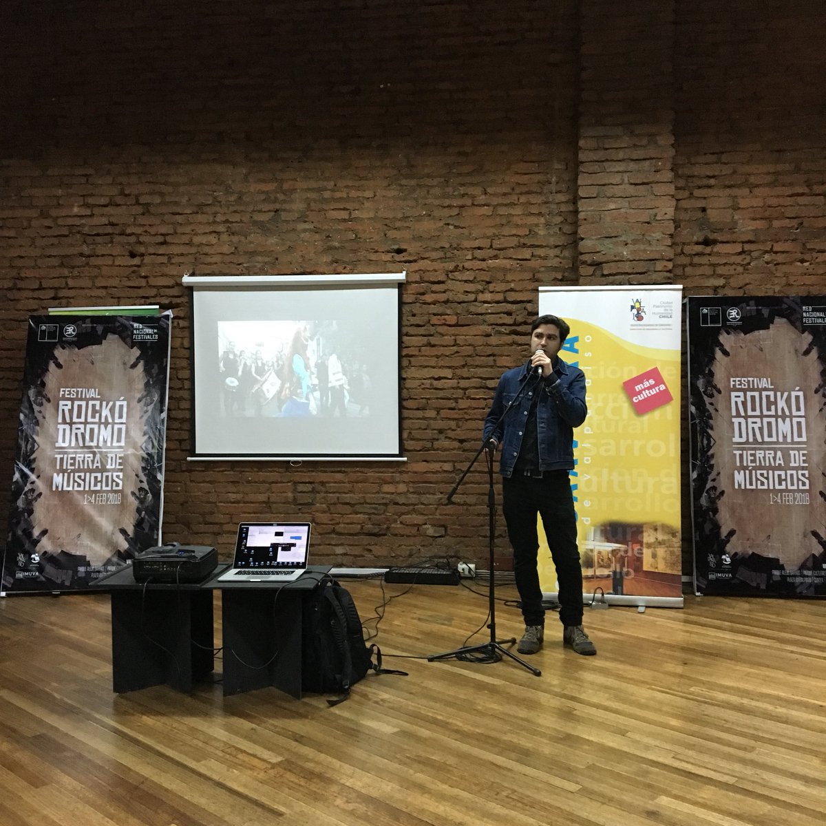 sonosapiens's tweet photo. Presidente de @imuvacl agradece el interés de @munivalpo para proyecto #valpociudaddelamusica y anuncia espacio de Mercado Musical para #Rockódromo2018 https://t.co/XroF30pql2