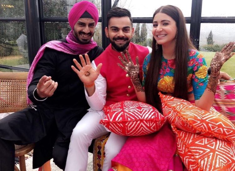  @AnushkaSharma &  @imVkohli with their family & friends on their mehndi function   #VirushaWEDDING