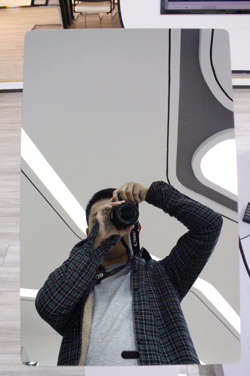 Alexsunaa's tweet image. Do you need a smart mirror dress up your life (it is not only a mirror ,but also a big size phone and a PC )