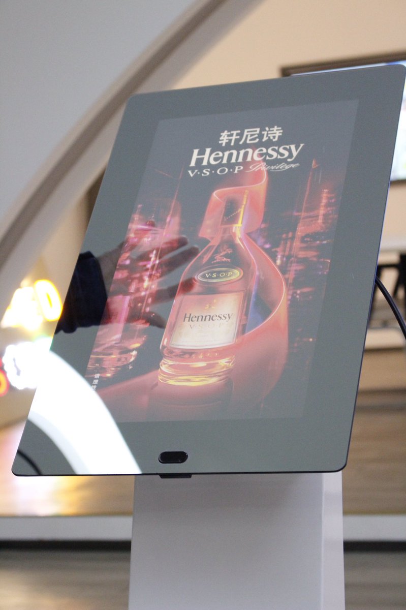 Alexsunaa's tweet image. Do you need a smart mirror dress up your life (it is not only a mirror ,but also a big size phone and a PC )