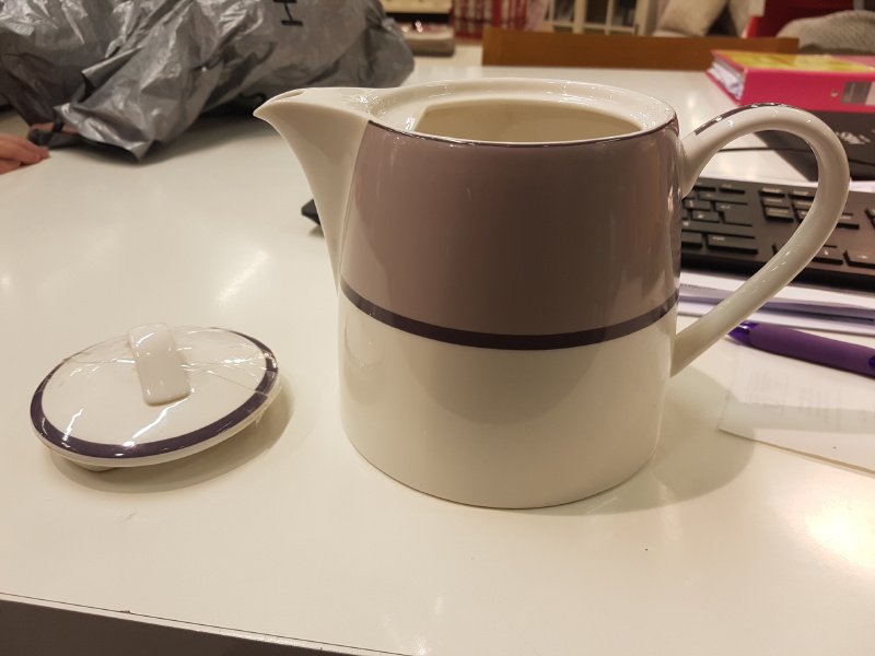marksandspencer's tweet photo. Can you help us? One of our lovely customers is looking to replace this teapot her late husband gifted her which has suffered a broken lid. Unfortunately, we do not stock this anymore... retweet and share to help us #findtheteapot #anylidwilldo https://t.co/j0raLpkCdE