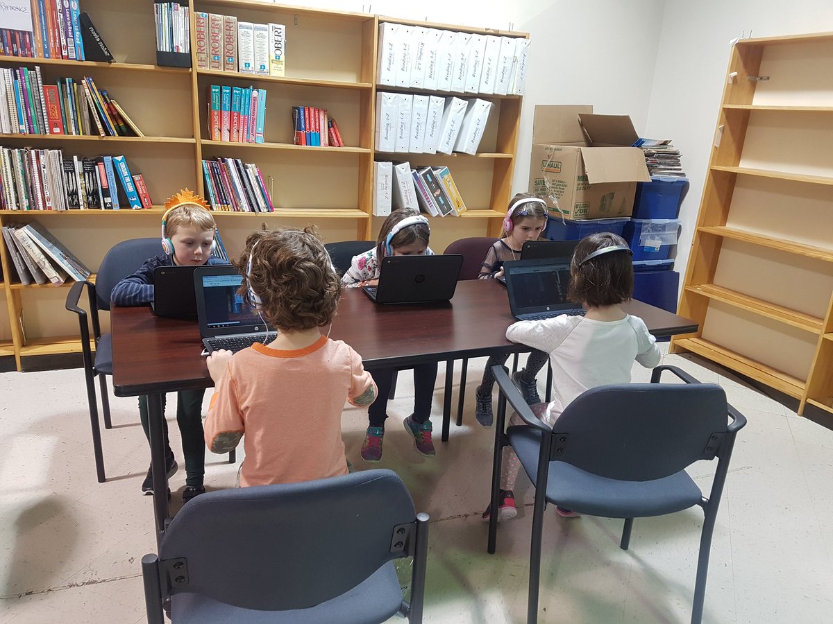 BishopFeild's tweet image. Hour of code on our Chromebooks! @codeorg  #HourOfCode2017  @NLESDCA