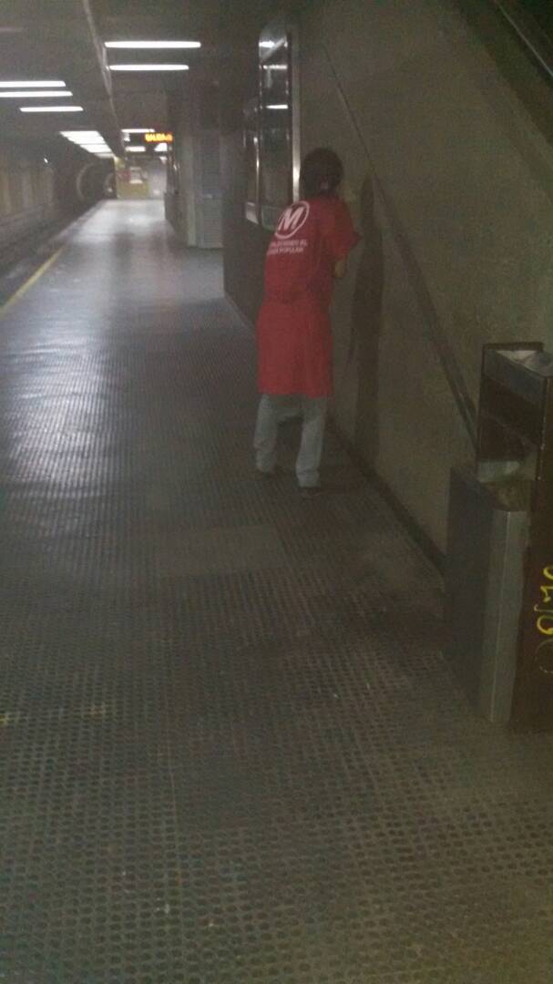 metro_caracas's tweet photo. Continúa la limpieza y #MantenimientoMetro en la estación #PCA (Parque Carabobo), seguimos trabajando para los usuarios con el plan #PorAmorAlMetro porque la #MisiónTransporteSomosTodos https://t.co/Zz4BU9ffnM