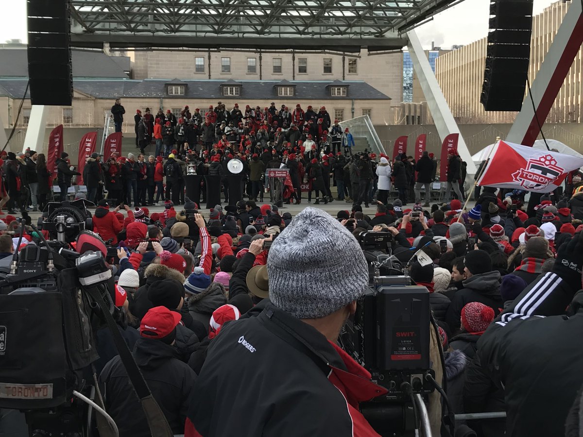 Les joueurs du TFC sont accueillis dans une ambiance chaleureuse à l’hotel de ville.