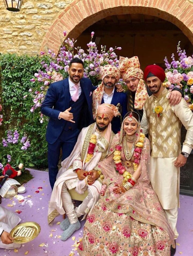  @AnushkaSharma &  @imVkohli with their family & friends   #VirushaWEDDING