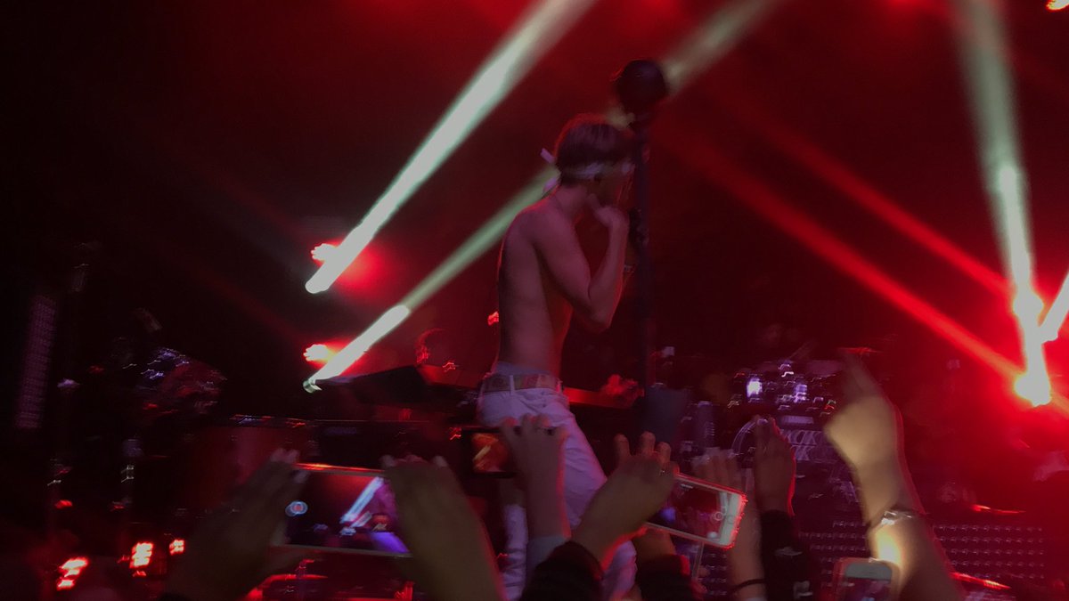 LeonLessly's tweet photo. YESTERDAY WAS AMAZING! I FINALLY GOT THE CHANCE TO MEET MY LOVES @JackJ @jackgilinsky @JackAndJack #FallTour2017 https://t.co/2Q2PIs44Mm