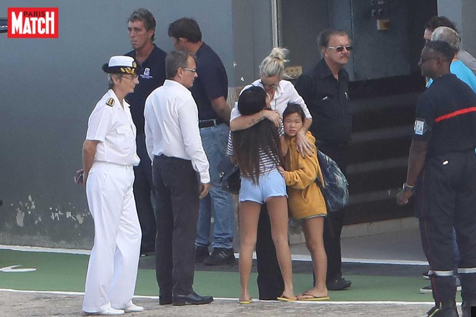 ParisMatch's tweet image. Laeticia Hallyday, Jade et Joy unies dans la douleur à Saint-Barth ebx.sh/2ANowN3