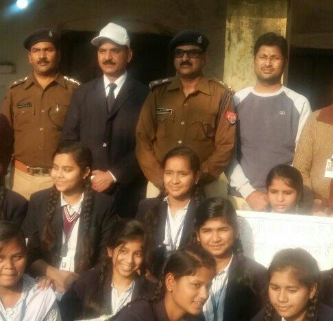 shahjahanpurpol's tweet photo. #Womensafetyweekupp #HerWeekEveryYear "नारी सुरक्षा सप्ताह के समापन समारोह" मे छात्राओं को पुलिस की कार्य प्रणाली से अवगत कराया गया, जिससे छात्राओं मे पुलिस के प्रति विश्वास उत्पन्न हो और बिना डरे व बिना संकोच अपनी समस्याएं बता सकें। #shahjahanpurpol #uppolice @adgzonebareilly https://t.co/mIcK3NV1tt