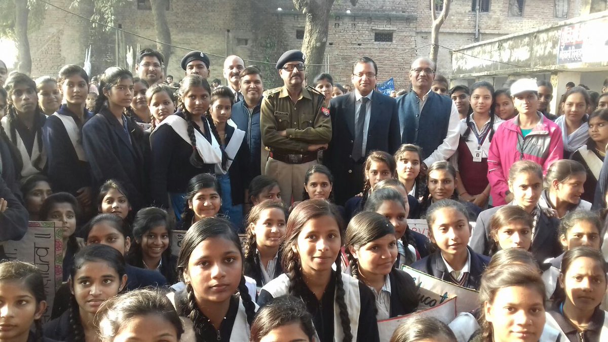 shahjahanpurpol's tweet photo. #Womensafetyweekupp #HerWeekEveryYear "नारी सुरक्षा सप्ताह के समापन समारोह" मे छात्राओं को पुलिस की कार्य प्रणाली से अवगत कराया गया, जिससे छात्राओं मे पुलिस के प्रति विश्वास उत्पन्न हो और बिना डरे व बिना संकोच अपनी समस्याएं बता सकें। #shahjahanpurpol #uppolice @adgzonebareilly https://t.co/mIcK3NV1tt
