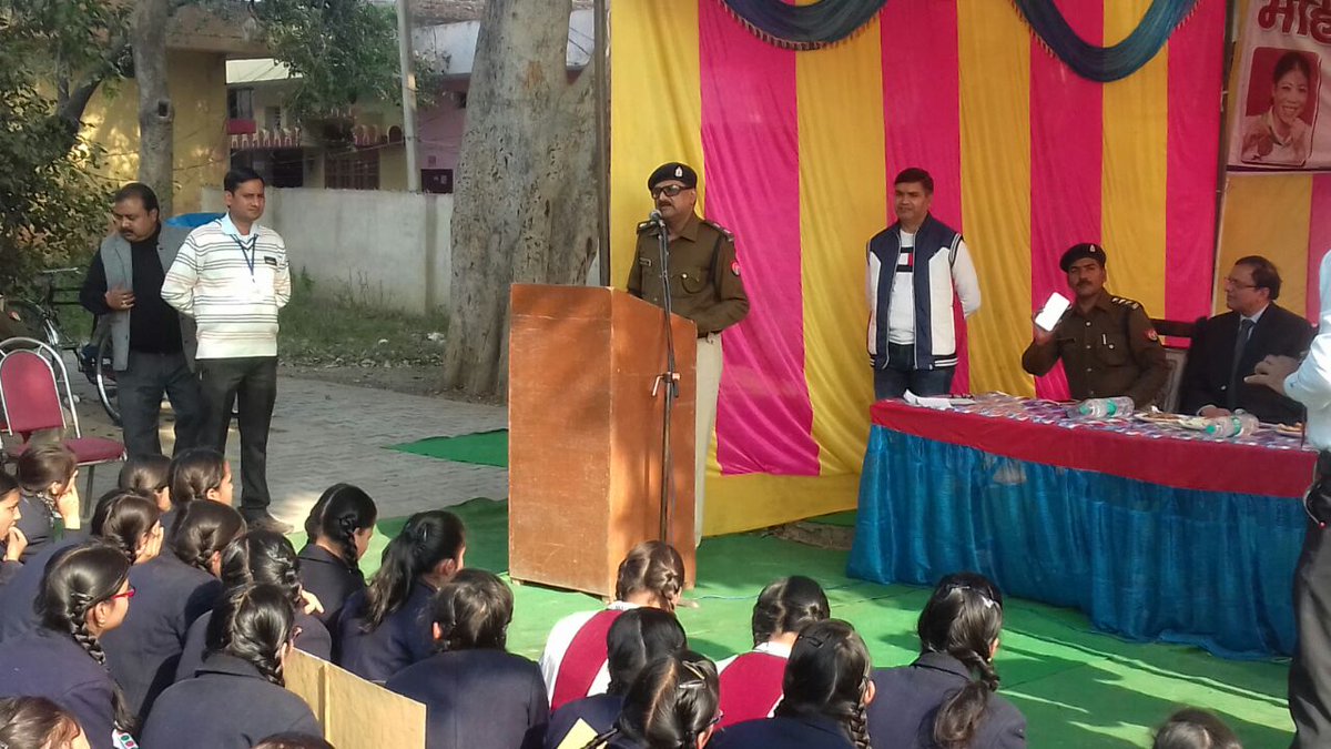 shahjahanpurpol's tweet photo. #Womensafetyweekupp #HerWeekEveryYear "नारी सुरक्षा सप्ताह के समापन समारोह" मे छात्राओं को पुलिस की कार्य प्रणाली से अवगत कराया गया, जिससे छात्राओं मे पुलिस के प्रति विश्वास उत्पन्न हो और बिना डरे व बिना संकोच अपनी समस्याएं बता सकें। #shahjahanpurpol #uppolice @adgzonebareilly https://t.co/mIcK3NV1tt