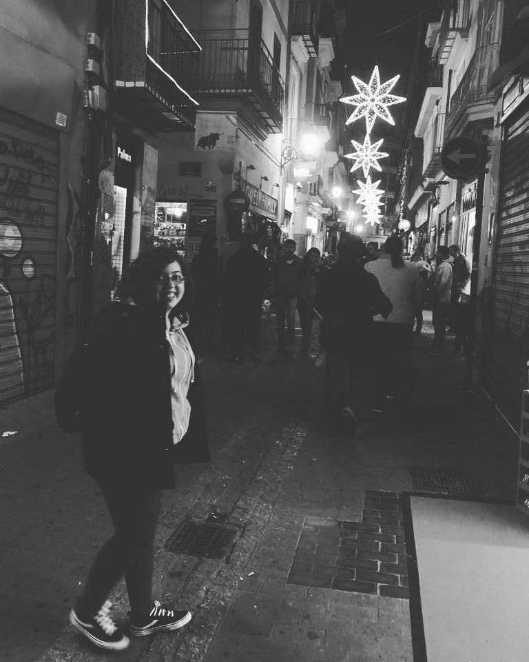 Thinkera_'s tweet photo. Adoro perderme por las callejuelas de ciudades desconocidas, sentir ese olor a nostalgia que a veces te intenta inundar en cada paso. Saborear las historias que se han escondido por pisar suelo prohibido.
#thinkeando #thinkera #callejeando #lugaresconencanto #poesia https://t.co/LScu6p3qhb