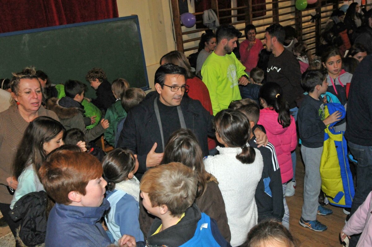 Queremos felicitar a toda la comunidad educativa del CEIP Gómez Moreno por sus 15 años desde la puesta en marcha del comedor ecológico. Porque comer bien es la base de la educación. Enhorabuena 🙋‍♂️🍅👧🍎