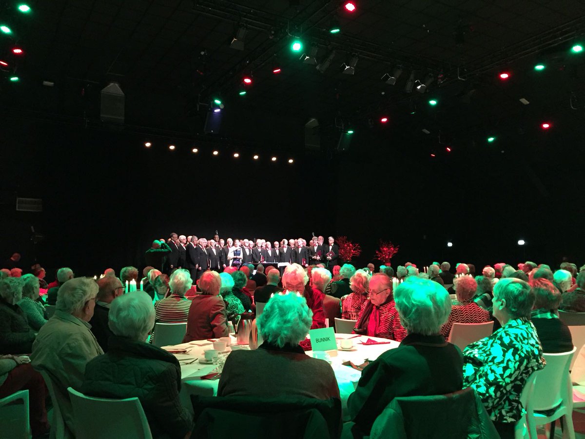 StudioA12's tweet photo. Aangeboden door Studio A12 en BHG, de jaarlijkse kerstviering voor ouderen in de omgeving van Bunnik. Ondanks het winterse weer een mooie opkomst! #zonnebloem https://t.co/blJr7t59SG