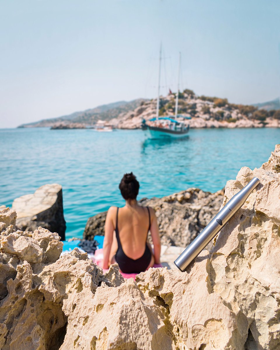 puffco's tweet photo. What better way to light up a holiday season? Give a gift that expands minds, instead of closets and drawers. Get 20% OFF sitewide - NOW, through December 18th at 8am PST. 

#puffco #puffcoplus #puffcopro2 #travel #vaporizer #sharing #perspective #holiday #sale https://t.co/cP8pvI8ncU