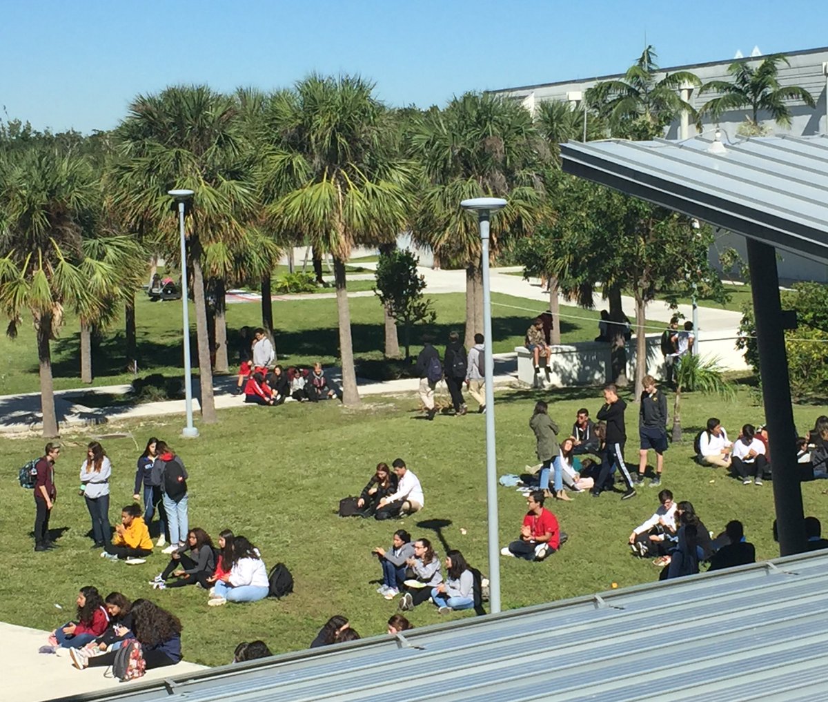 bccespedes's tweet photo. Beautiful SoBe day #steam #lunchbreak @mbseniorhigh @MiamiBeachSr #rockensemble @MDCPS_Values @StdtSvcsMDCPS https://t.co/4JWKis5Hwx
