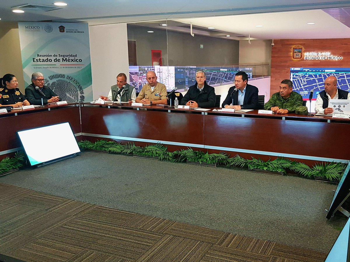 alfredodelmazo's tweet photo. Me encuentro con @osoriochong en el centro de videovigilancia de #Ecatepec. Evaluamos la estrategia de seguridad del #Edoméx, para tomar decisiones que permitan recuperar las tranquilidad de las familias mexiquenses. https://t.co/MVokbQsQEE
