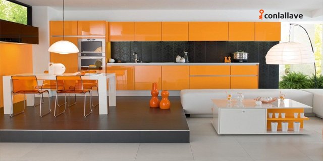 Оранжевый фартук. Оранжевая кухня. Кухня с оранжевыми фасадами. Оранжевая кухня в интерьере. Кухня панорама.
