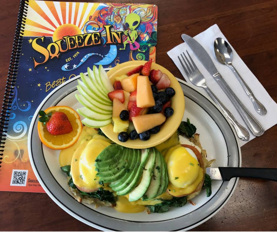 SqueezeIn's tweet image. This week&apos;s #SqueezeSpecial is the Potato Pancake Benedict!? We’ve swapped English muffins for potato pancakes and topped them with cream cheese, grilled spinach, sliced tomatoes, 3 poached eggs, and our Squeeze In exclusive Hollandaise sauce, all topped with sliced avocado!