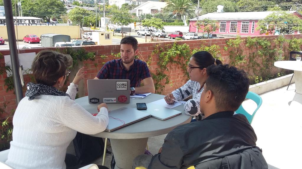 IMPAQTOec's tweet image. Emprendedores recibiendo sus mentorías en el tercer día de #IMPAQTOLabTECH #Google #Launchpad #HacemosIMPAQTO