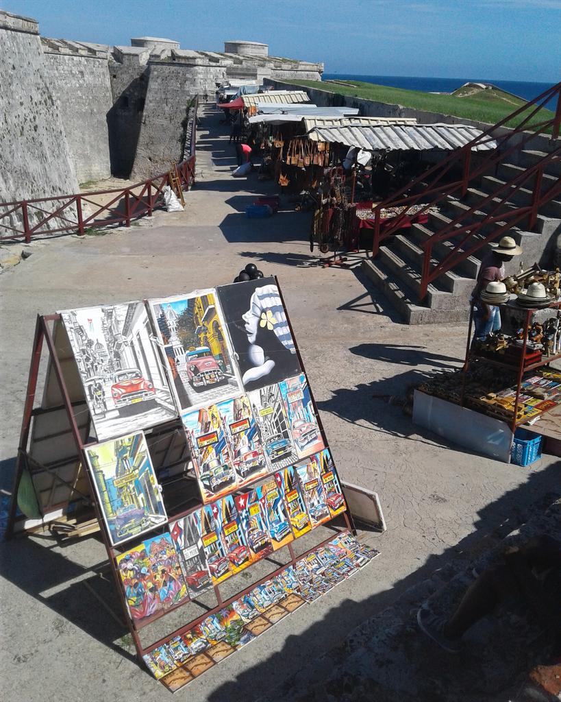 ImmerseCuba's tweet photo. Artesanía en El Castillo del Morro #Havana #travel #viajes #Havana #Immersecuba #immersecubaexperiences https://t.co/c4y5ER8HNE