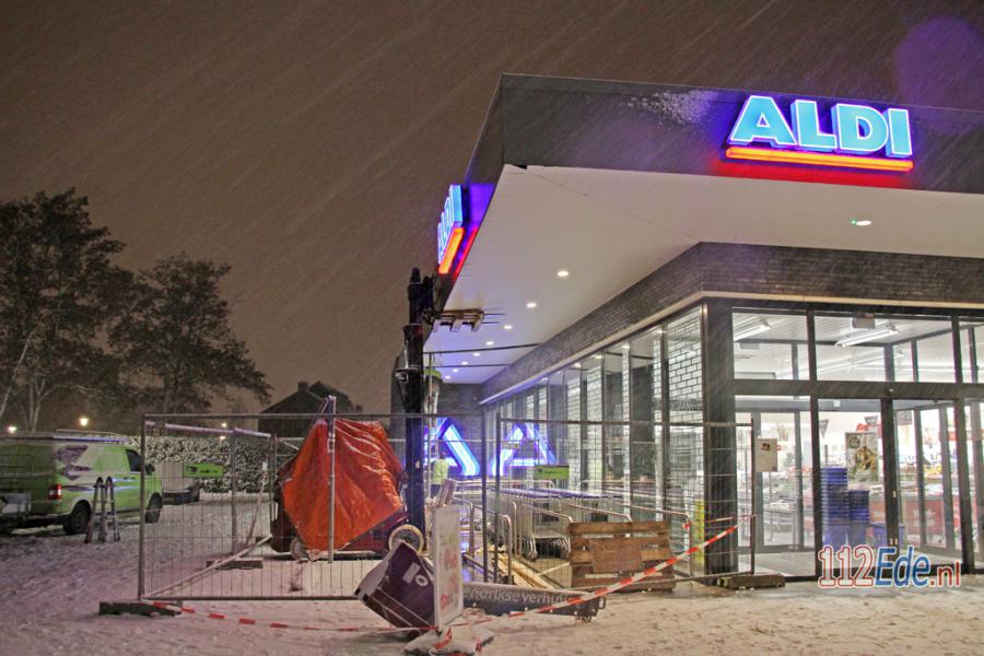 🚨 Luifel van ALDI supermarkt dreigt het te begeven door gewicht sneeuw 112.press/Q5SK57 #Ede #112Nieuws https://t.co/gK3f3fVymH