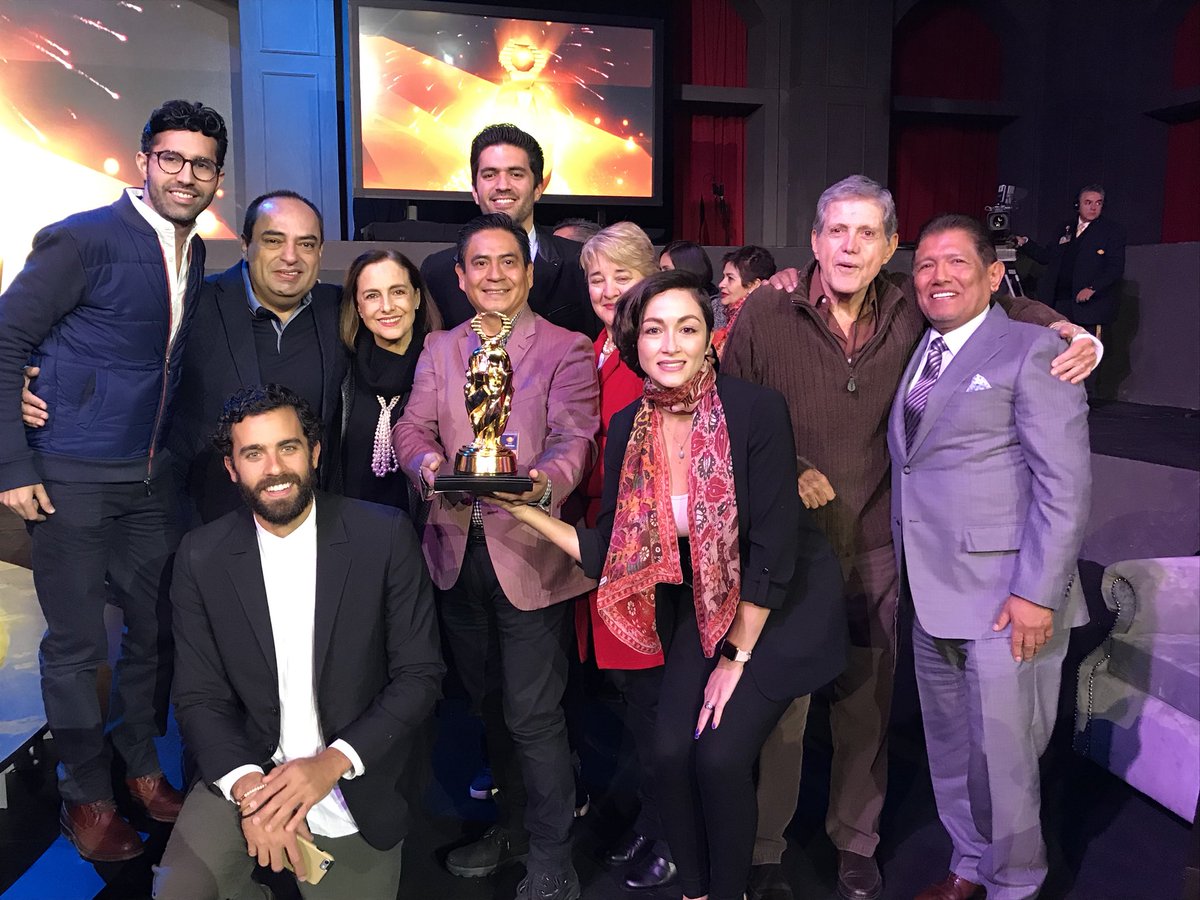 _team_minor's tweet photo. Este día estamos de fiesta la mejor novela @MiMaridoFamOf ganó la #CopaTelevisa categoría a la mejor novela!
Era de esperar con ese elenco que se cargan! Todos son increíbles! Y los productores ni se diga son geniales!❤️
@LauraVignatti @JPMinor
Muchas felicidades a todos! https://t.co/Mhx712MeTx