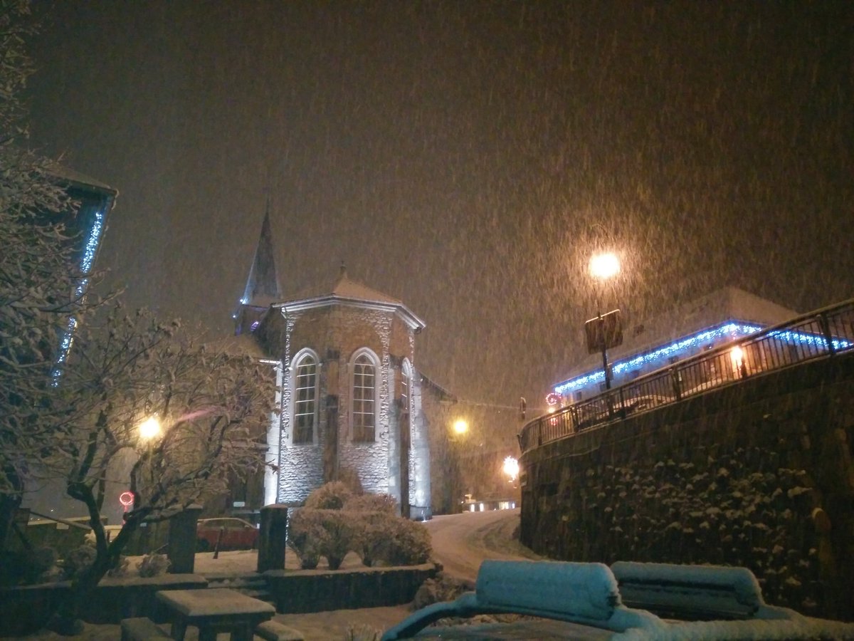 Absolute_Alps's tweet image. Was a bit wet today, but back to the good stuff now. Big fat teabag snowflakes. #chatel