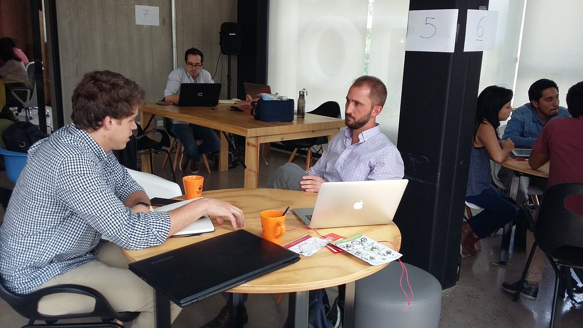 IMPAQTOec's tweet image. Seguimos con las mentorías en #IMPAQTOLabTECH @contappE aprendiendo sobre estrategia