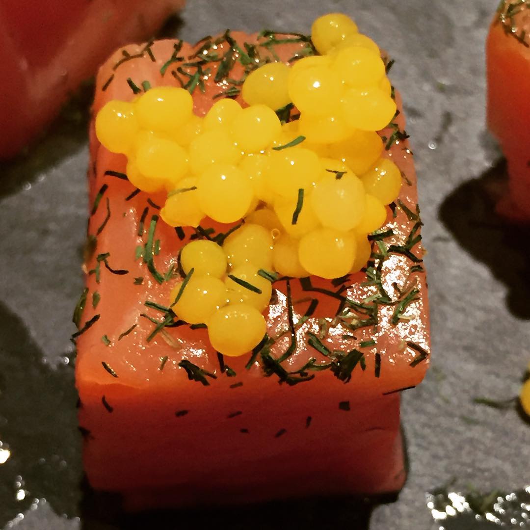 ¿Qué os parece esta receta? ¡A nosotros nos encanta! 👏😋 Salmón marinado con eneldo y perlas de yuzu