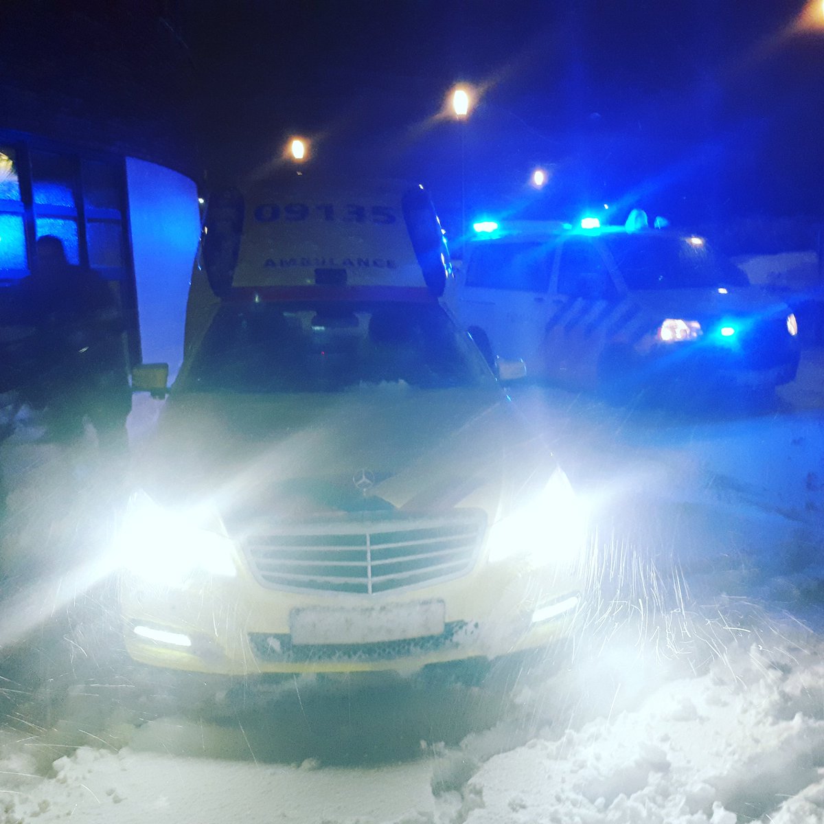 2/2 door het snelle handelen van de hulpdiensten is de persoon met hartslag en ademhaling overgebracht naar het ziekenhuis. <a href="/BrandweerEemnes/">Brandweer Eemnes</a> <a href="/Gem_Eemnes/">Gemeente Eemnes</a> #helden #reanimatie #hartslag ^WR