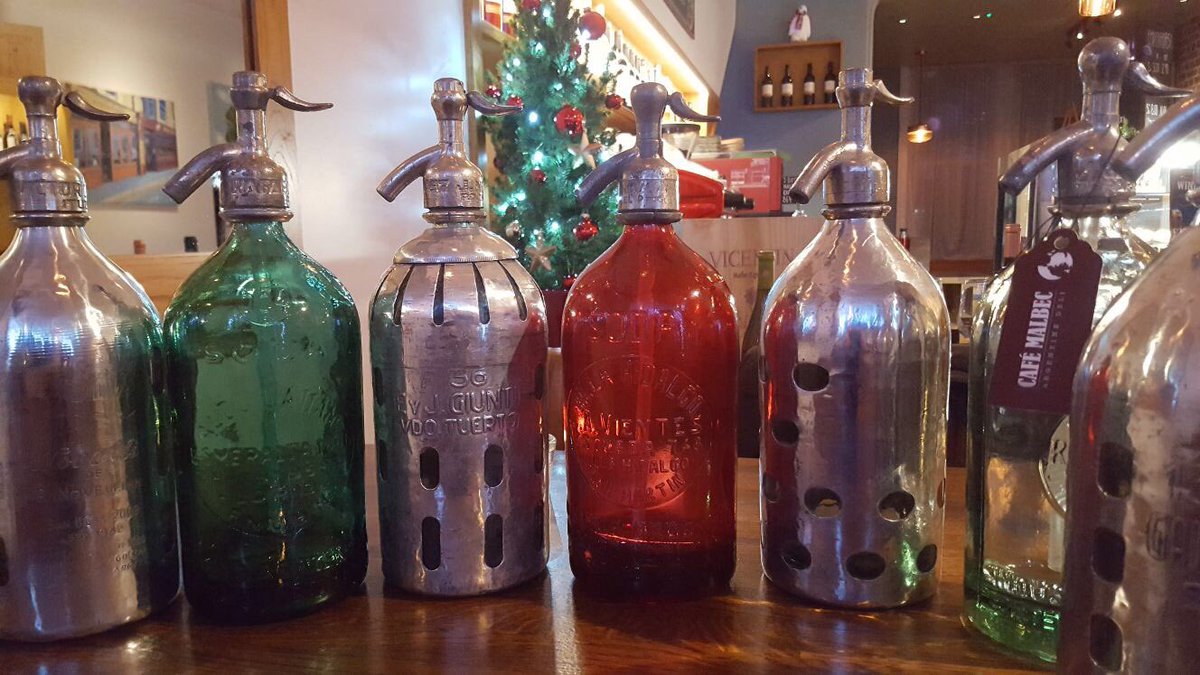 latino_hove's tweet photo. Original antique siphons/seltzer bottle  from Argentina , get then @cafe_malbec 🎄😍 #sifones  #antiques #siphons #soda #xmaspresent #seltzerbottles #presents #sexybottles #antiguedadargentina https://t.co/84umDO66gJ
