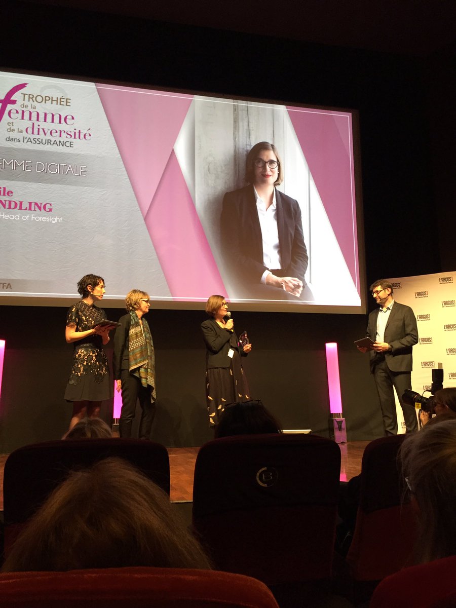 Trophée de la femme digitale décerné à Cécile Wendling, GROUP Head of Foresight <a href="/AXA/">AXA</a> #ArgusTFA @PariteAssurance