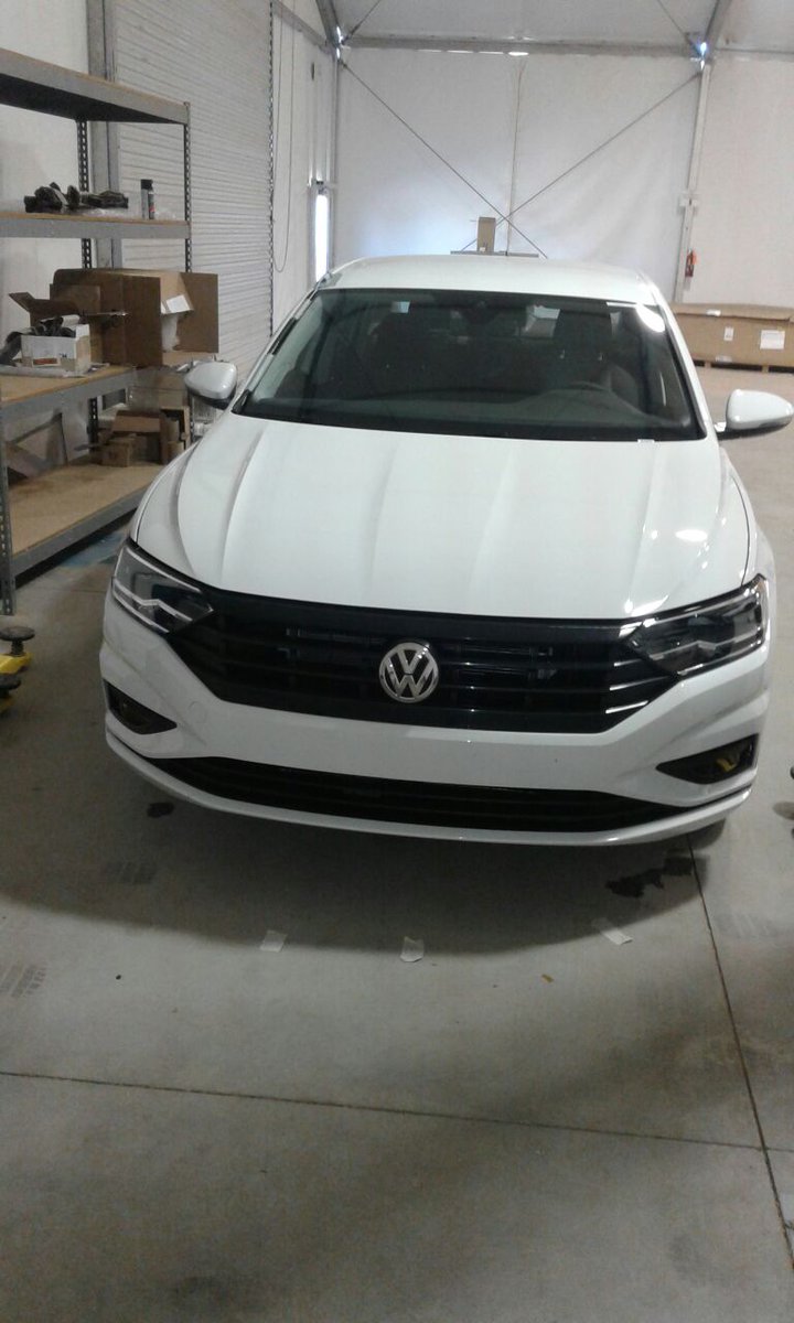 autodinamicomx's tweet photo. Con ustedes la nueva generación del #Jetta. Un cambio radical con respecto al anterior. 
Se presentará en un mes en Detroit y se dice que traerá motores TSI. ¿Qué opinan? 🤔 https://t.co/vKRKZWdwGx