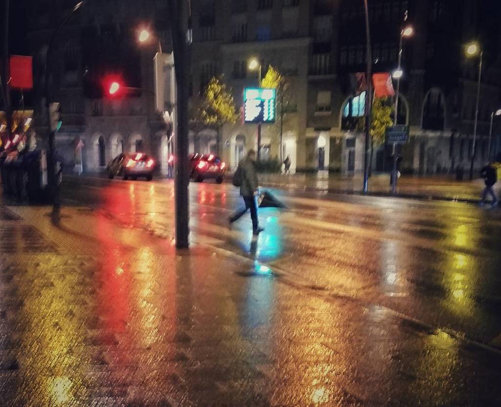 caducahoy's tweet photo. Bilbao, tras el paso de la borrasca Ana. Vamos, como otro día cualquiera.
#planeta_bilbao #tormenta #stormingweather #bilbaonight #bilbao #picofday #fotodeldia #photooftheday📷 #lluvia☔ #rainy #bizkaia https://t.co/W8ccLBGUZ1