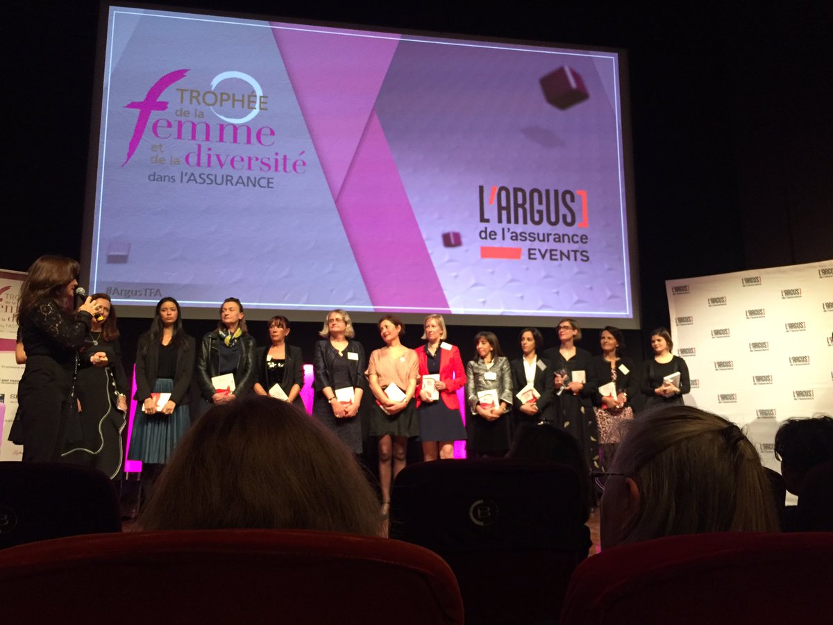 Florence SANDIS, journaliste,scénariste, productrice, conférencière et formatrice et marraine clôture la cérémonie de l'argus Trophée de la femme et de la diversité dans l'assurance 2017 @PariteAssurance #ArgusTFA