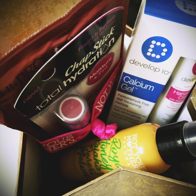 prmaria's tweet photo. #giftcrush You simply can never have too many lip balms, leave-in conditioners or clear nail polishes! ⭐️ https://t.co/2aP2AACzQX