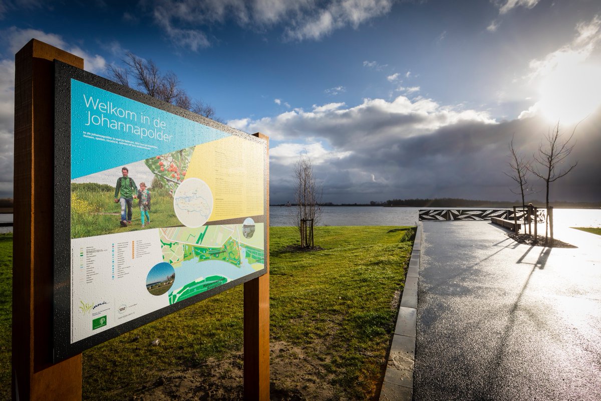 MargaretCBoer's tweet photo. Heringerichte Johannapolder voorzien van nieuwe bebording. Met prachtig uitzicht over de Oude Maas. Op het bord ook de herkomst van de ronde keien #albrandswaard #rhoon #poortugaal #informatievoorziening #kunstwerk https://t.co/eUWgkkPzz0