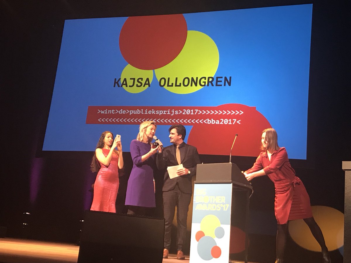 miekevh's tweet photo. Het kabinet is winnaar van de publieksprijs van de Big Brother Award’s 2017 Kaisa Ollongren neemt hem in ontvangst #bba2017 https://t.co/pv9VxB3JEN