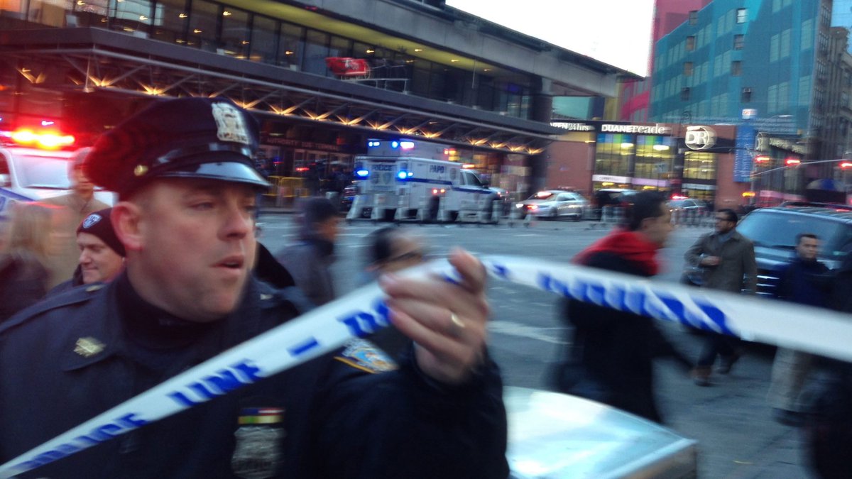 UPDATE: 3 hurt when bomb strapped to man explodes in NY subway ow.ly/1IJ230h9O3Q https://t.co/QYblPXloUW