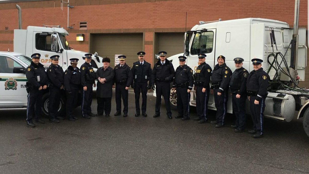 OPP cracking down on distracted truckers by patrolling in transport trucks ow.ly/3LvX30h9OAn https://t.co/gNIw0Bvo3S