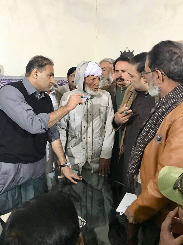 PakNewsNetwork_'s tweet photo. عابد شیر علی لوگوں کے مسائل سنتے ہوے
@AbidSherAli  @MaryamNSharif  @KhSaad_Rafique @siasatpk  @HamidMirPAK @TalatHussain12 https://t.co/CDHX6unfIC