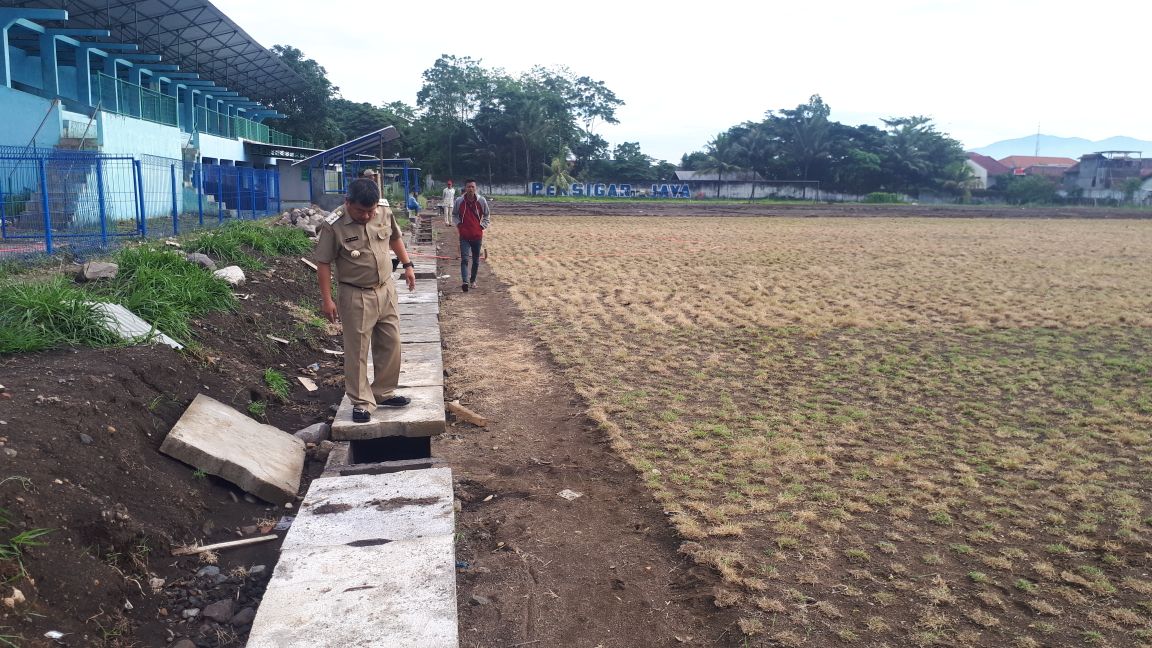 garman_official's tweet photo. Tanam batang, atau tanam lembar? Nu pasti garing di musim hujan ituh sesuatu ๐ #savejayaraga #savebolagarut #savepersigar https://t.co/rjX7xrLUKR