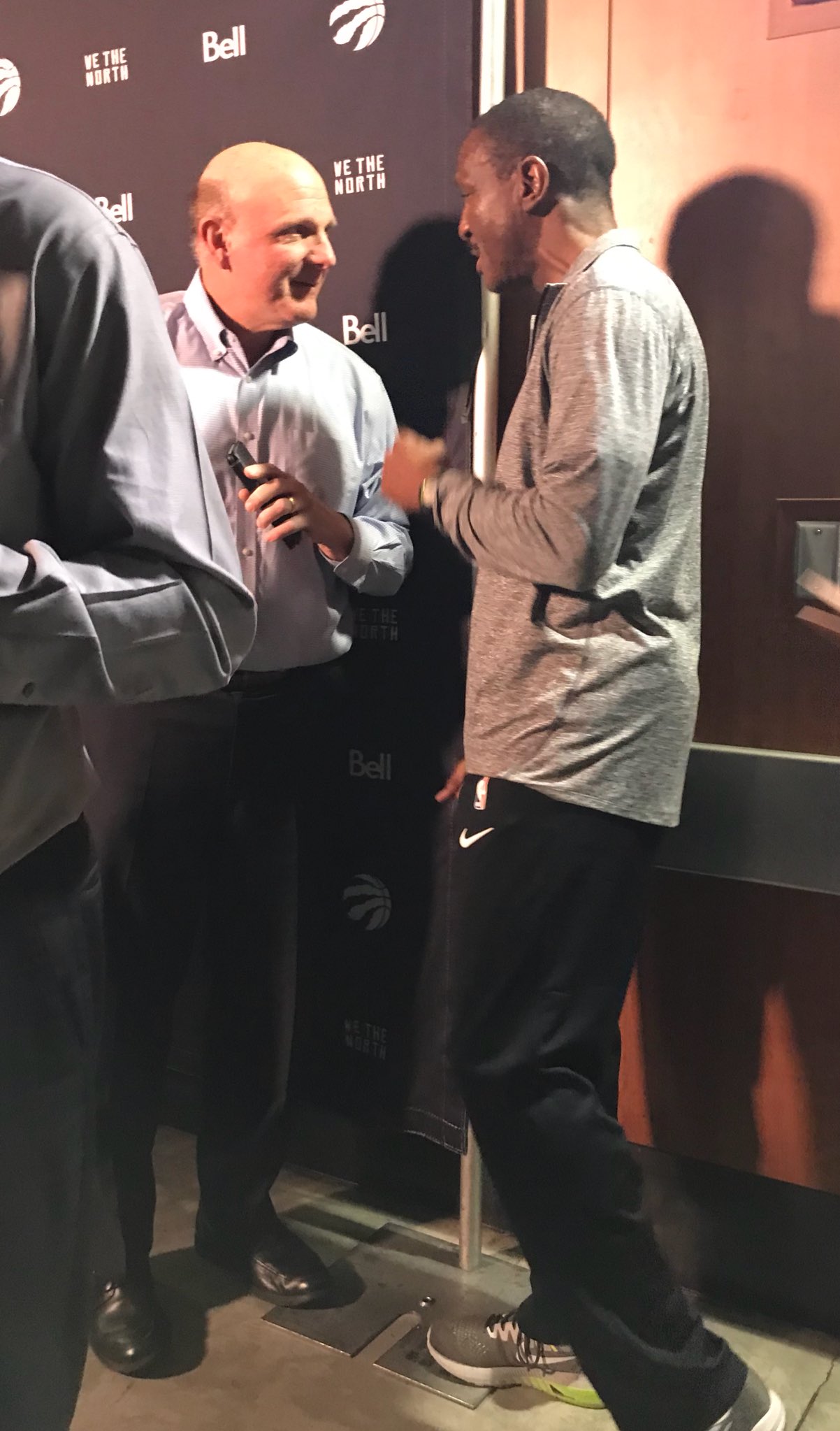 ট ইট র Yoko Miyaji ラプターズのドウェイン ケイシーhcが試合前囲み取材が終わってロッカールームに戻ろうとしたところに ドウェイン と名前を呼ばれて振り返ると そこにいたのはクリッパーズのオーナー スティーブ バルマー ここもシアトル繋がりで ট ইট র Yoko Miyaji ラプターズのドウェイン ケイシーhcが試合前囲み取材が終わってロッカールームに戻ろうとしたところに ドウェイン と名前を呼ばれて振り返ると そこにいたのはクリッパーズのオーナー スティーブ バルマー ここもシアトル繋がりで