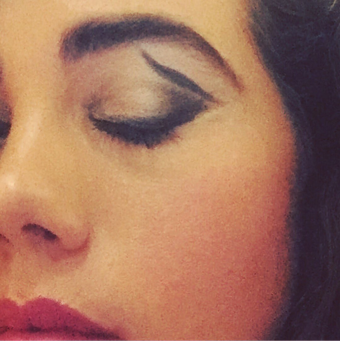 sarahtro's tweet photo. Throwing Lines like a Drama #flickinitup #DIYoureyes #Eyemakeup #fleek #eyelinergoals #browdefining #Gold #Black #grey #shimmer #sparkle #blend #brush #create @BarryMCosmetics @Loreal @NyxCosmetics @DermacolCanada @Eucerin @BootsUK @BenefitUK @Primark #beautify #makeup https://t.co/WdXAXqY4kr